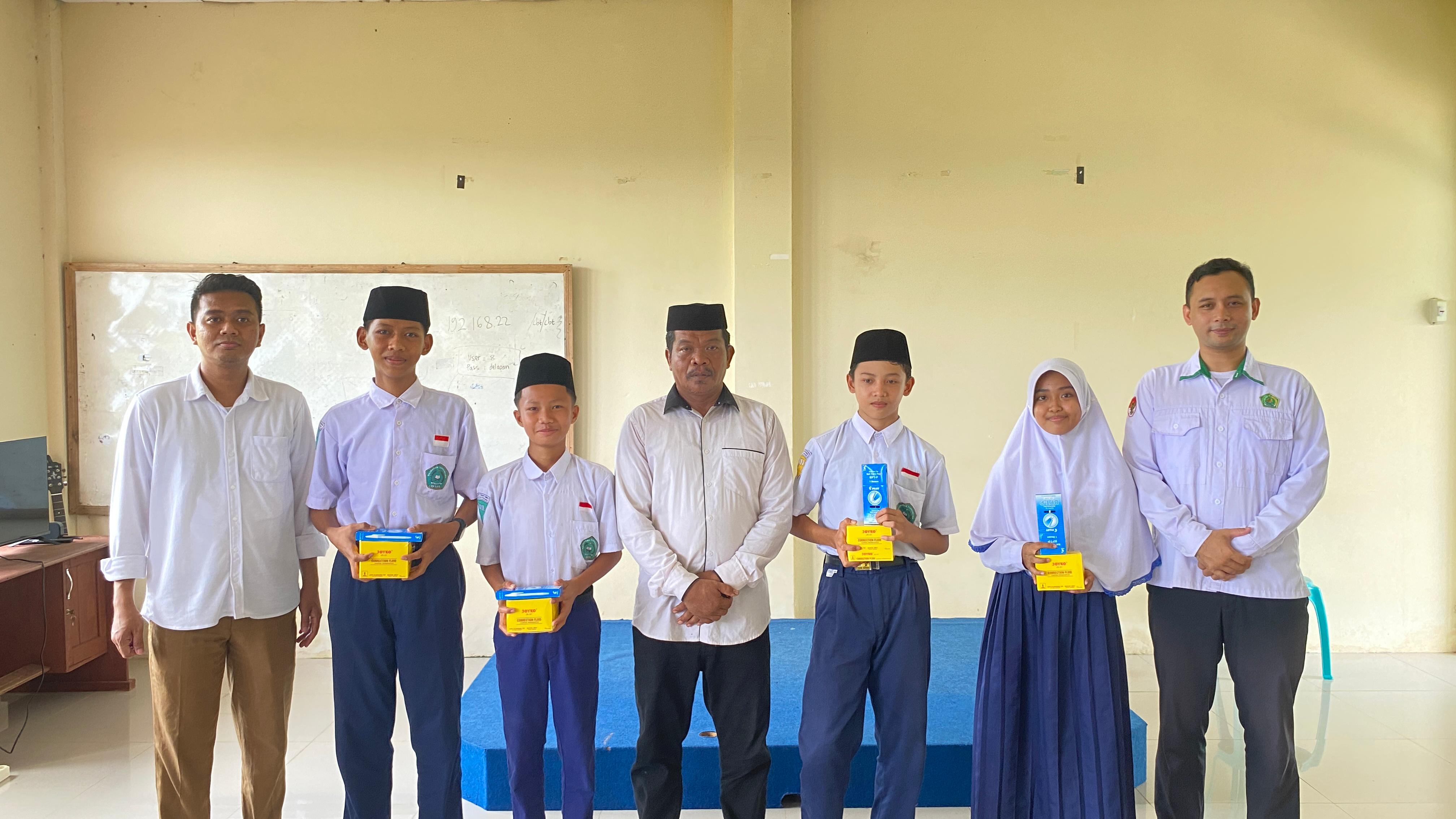 Tingkatkan Semangat Belajar, MTsN 2 Tanah Bumbu Salurkan Bantuan Alat Tulis dari Dinas Pendidikan whatsapp image 2026 01 26 at 18.38.34 (1)