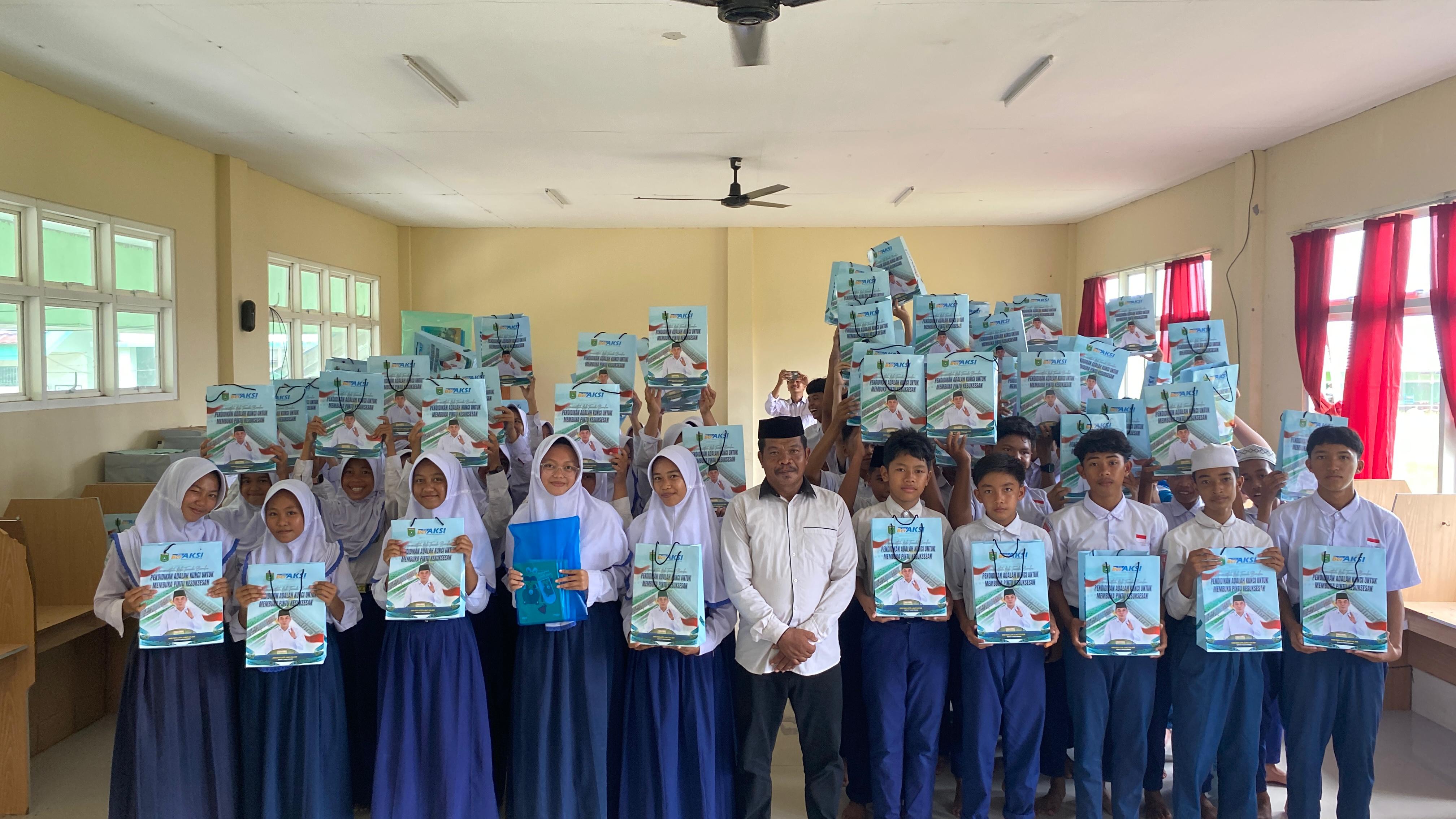 Tingkatkan Semangat Belajar, MTsN 2 Tanah Bumbu Salurkan Bantuan Alat Tulis dari Dinas Pendidikan whatsapp image 2026 01 26 at 18.38.34